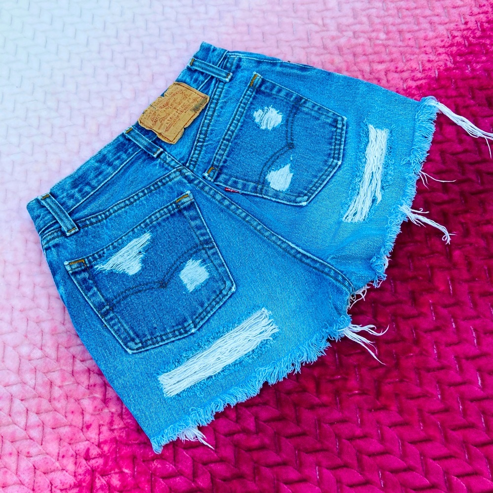 🌸Vintage high waisted Levi’s jean shorts